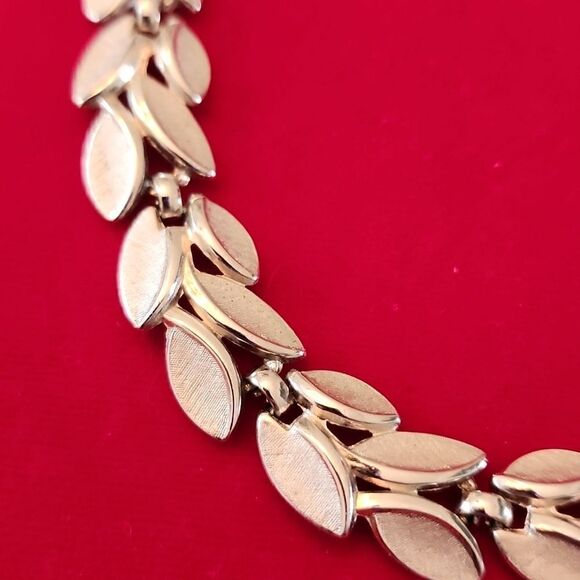 Vintage Signed Trifari Silver Plated Leaf Necklace choker chain - Picture 2 of 3